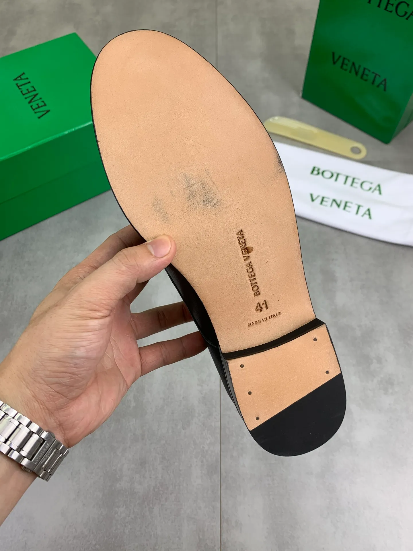 Factory price P860💰Top quality (genuine leather outsole series)💎💎💎 BOTTEGA VENETA official website synchronizes the latest model, top version of the highest version of BV business leather shoes in the market, accept material comparison, shoe type comparison, process comparison, practical and textured, versatile and suitable for any occasion, the more you look at it, the more flavorful it becomes. Pure hand-woven craftsmanship - upper material, imported original hand-woven calfskin - high-quality water-dyed cowhide inside - original private model customized handmade leather outsole -Size: female 35-39 (34 40 customized) male 39-44 (38 45 customized) Comes with original BV green box, complete packaging.